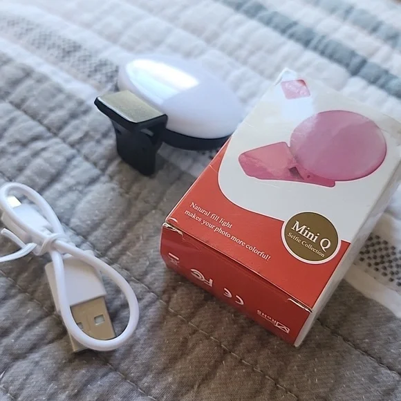 Free With Purchase Selfie Clip On Light - Picture 3 of 7